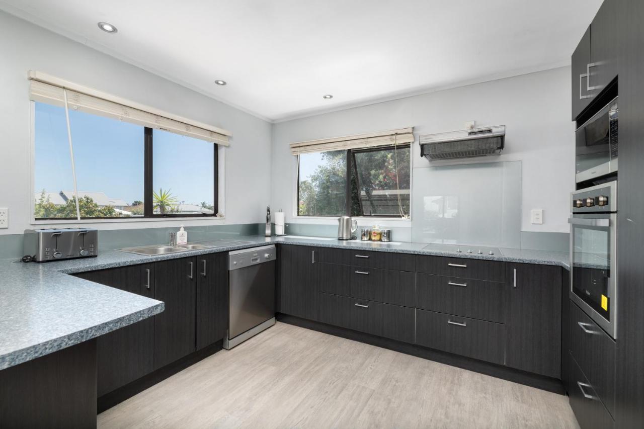Convenient Family Bach With Easy Access To Blake Park The Beach And Downtown Mount Maunganui Exterior foto